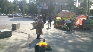 Стихийная торговля в центре Бишкека. Куда смотрит мэрия?- читатель <b>(фото)</b>