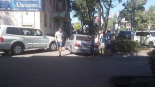 В Бишкеке автомобиль, заехавший на тротуар, провалился в арык <b>(фото)</b>