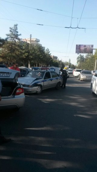 В Бишкеке произошла авария с участием патрульной машины ДПС <b>(фото)</b>