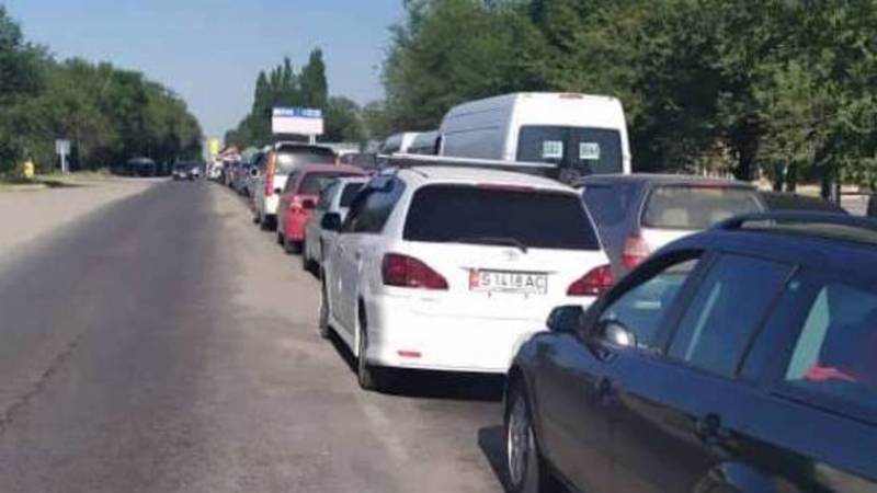 Огромные пробки на въезде в Бишкек. Фото