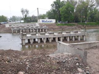 Строители моста через БЧК по Орозбекова ждут, когда затвердеет бетон, - мэрия пояснила, почему остановилось строительство