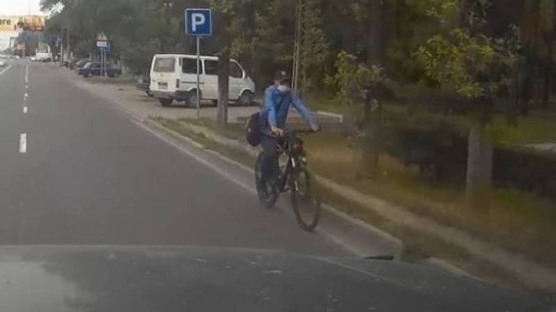 Велосипедист без шлема едет по встречной по ул.Ахунбаева. Фото очевидца