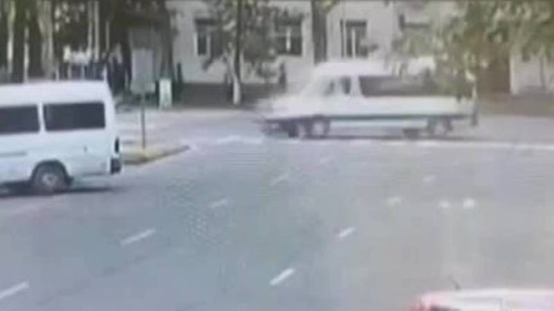На ул.Московской бус врезался в столб. Видео