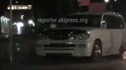 На Жукеева-Пудовкина Lexus LX 470 врезался в светофор. Видео