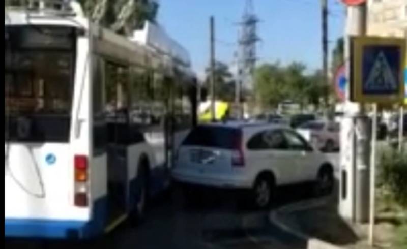 Неправильно припаркованная «Хонда» заблокировала проезд троллейбусам. Видео
