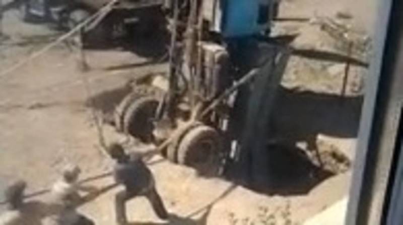 В Балыкчы грузовик свалился в канализационную яму. Видео