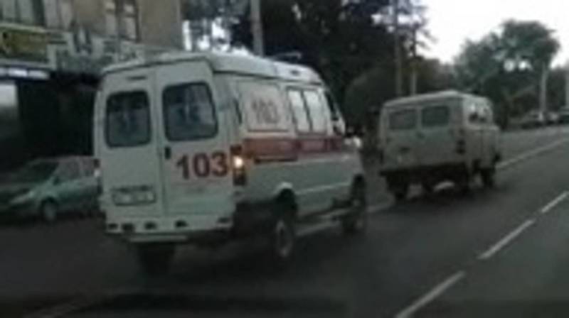 «Опять сломалась». Новую «Газель» скорой помощи тащат на буксире по Бишкеку. Видео
