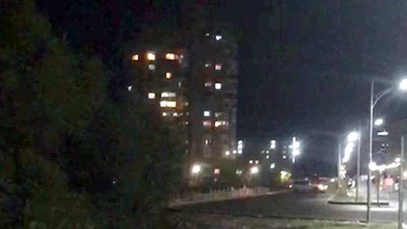 «Сигнал бедствия или инопланетяне?» Бишкекская многоэтажка устроила световое шоу. Видео