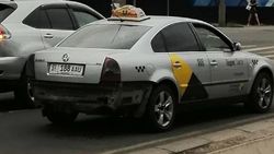 Таксист припарковал свой «Фольксваген» в неположенном месте на ул.Токтогула. Фото