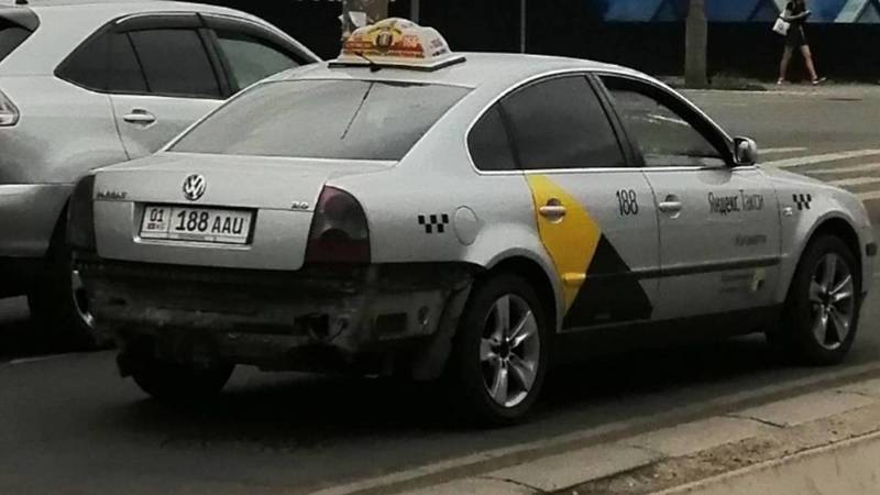 Таксист припарковал свой «Фольксваген» в неположенном месте на ул.Токтогула. Фото