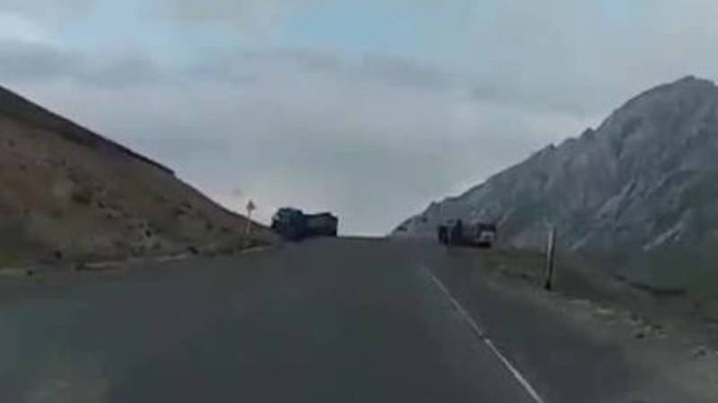 ДТП на трассе Бишкек—Ош. Фура врезалась в гору. Видео с места аварии