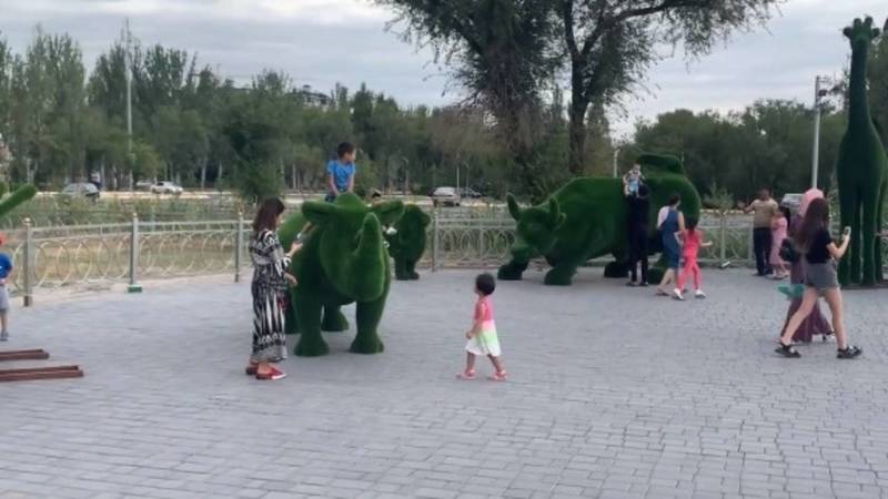 В парке «Ынтымак» дети залезли на топиари, родители молчат. Видео очевидца