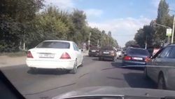 «Хонда» и «Мерседес S55» проехали по встречной на ул.Ленина в Новопокровке. Видео