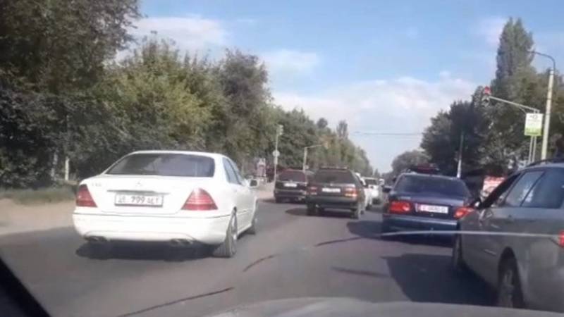 «Хонда» и «Мерседес S55» проехали по встречной на ул.Ленина в Новопокровке. Видео