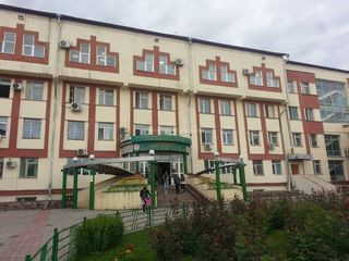 Бишкекчанин жалуется на очереди в больнице в мкр Джал (фото, видео)