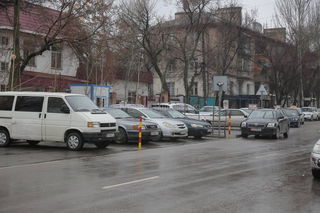 Ограждения для авто на ул.Тыныстанова установлены незаконно, - мэрия Бишкека