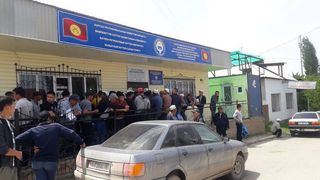 В регистрационном пункте города Кызыл-Кия ажиотаж. Работают всего 2 сотрудника (фото, видео)