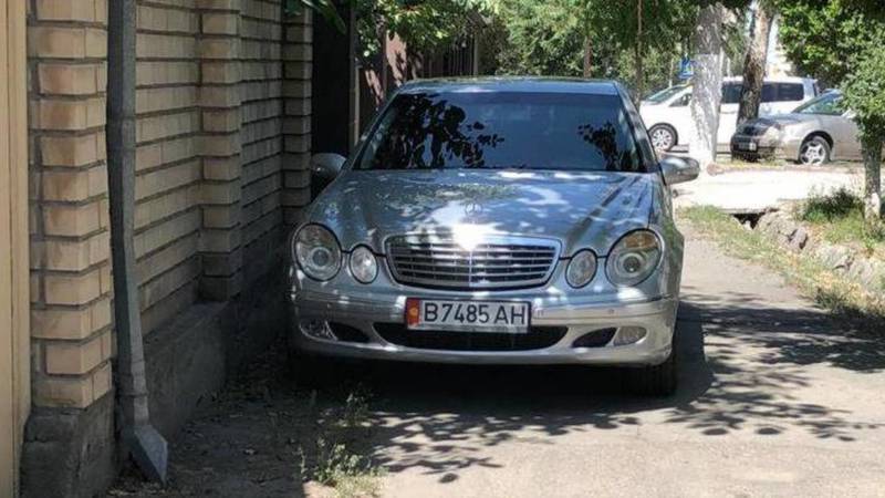 «Мерседес-Бэнц Е320» припаркован на тротуаре на ул.Юнусалиева