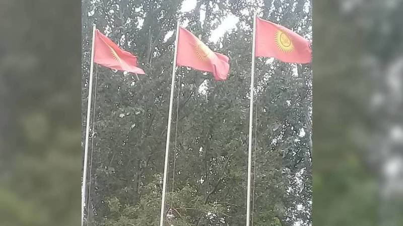 В Узгене флаги висят вверх тормашками