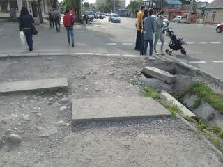 Когда отремонтируют тротуар на Ахунбаева-Токтоналиева? - бишкекчанка (фото)
