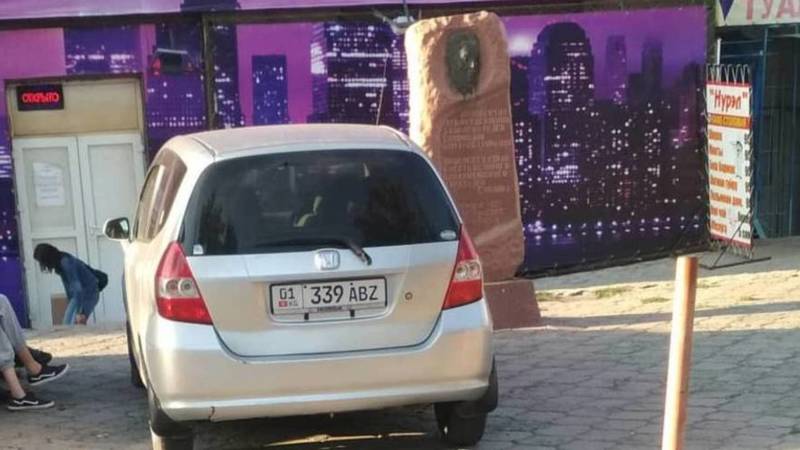 Водитель припарковал свой «Фит» возле памятника Дэн Сяопина. Фото