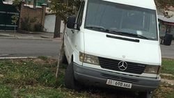 Бус «Мерседес» со штрафами в 11 тыс. сомов припаркован на газоне. Фото очевидца