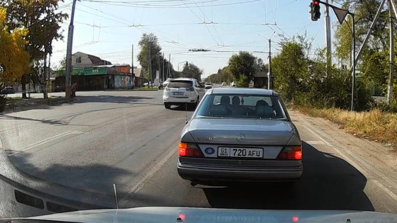 На Салиевой-Лермонтова водитель «Лексуса» проехал на красный свет светофора