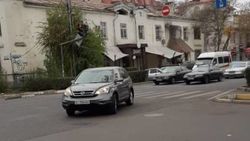 Honda CR-V повернул с Московской на Исанову на красный свет, - очевидец