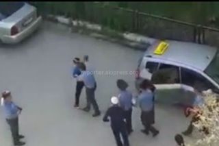 Видео — Почему сотрудники милиции отнеслись к таксисту грубо и насильно утащили его?