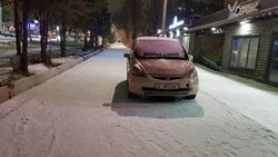 «Фит» припарковали на тротуаре на Каралаева. Фото