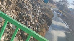 В реку Ала-Арча сбрасывают строительный мусор, - очевидец