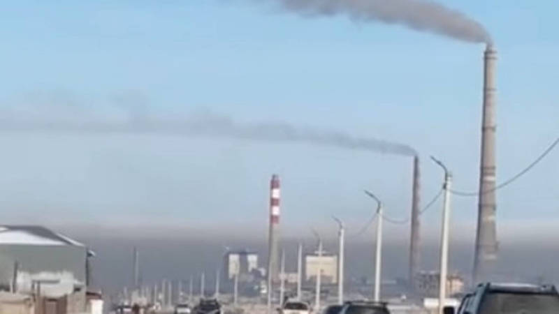 Дым из трубы ТЭЦ и смог над Бишкеком. Видео горожанина