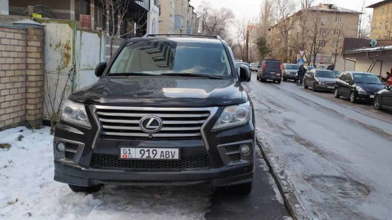 Lexus LX 570 припаркован на тротуаре по Чокморова