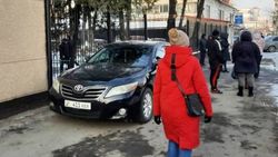 «Камри» припарковали на тротуаре возле Свердловского суда