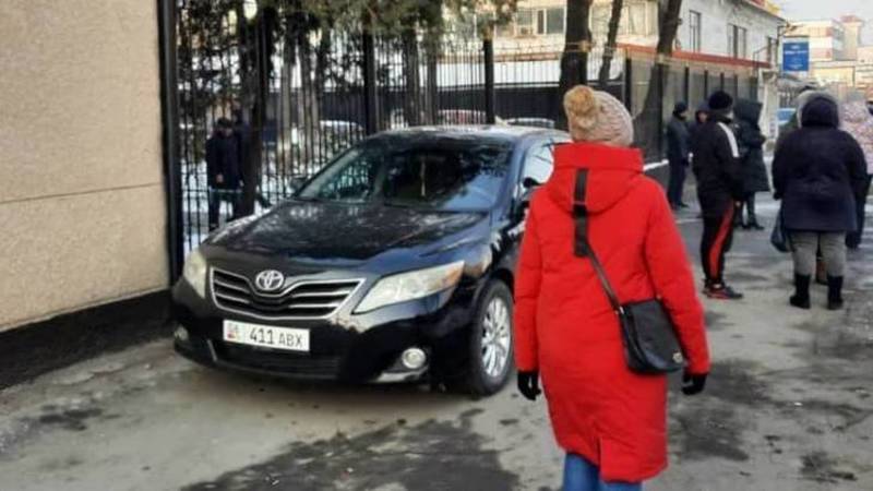 «Камри» припарковали на тротуаре возле Свердловского суда