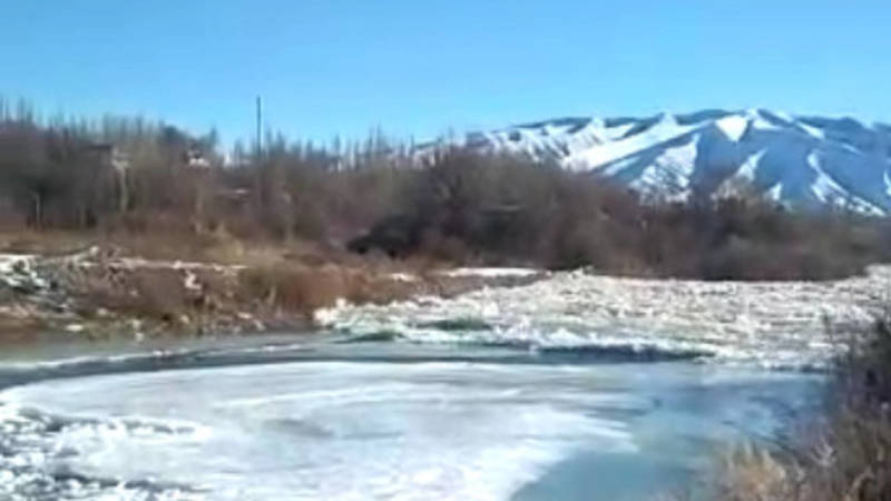 Читатель снял на видео ледоход на реке Урмарал