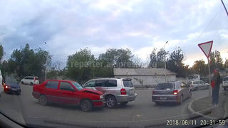 Видео — ДТП с участием двух машин. Столкнулись «Фольксваген Венто» и «Тойота Хайлендер»