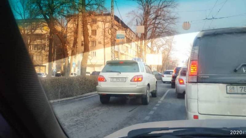 «Тойота» едет по встречке на Московской. Фото очевидца