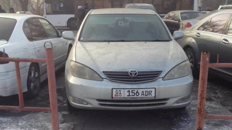 «Камри» припаркована на тротуаре по Шопокова
