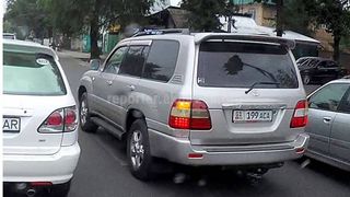 Видео — Нарушивший ПДД водитель «Тойоты Ленд Крузер» не подчинился сотруднику УОБДД и проехал мимо