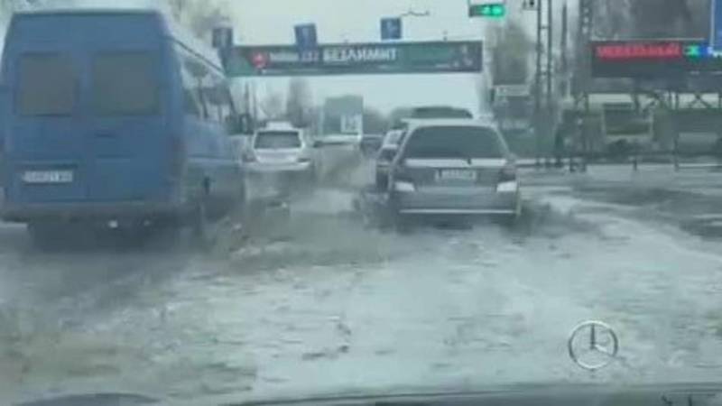 Перекресток Жибек Жолу-Лермонтова затопило после дождя. Видео