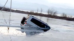 В Балыкчы «Паджеро» заехал на озеро и провалился под лед. Видео