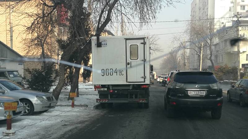 Грузовик «Бишкектеплосети», находящийся в аресте или залоге, припаркован на проезжей части на Панфилова. Фото
