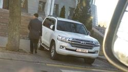 Очередной «крузак» припарковался в неположенном месте возле Белого дома. Фото