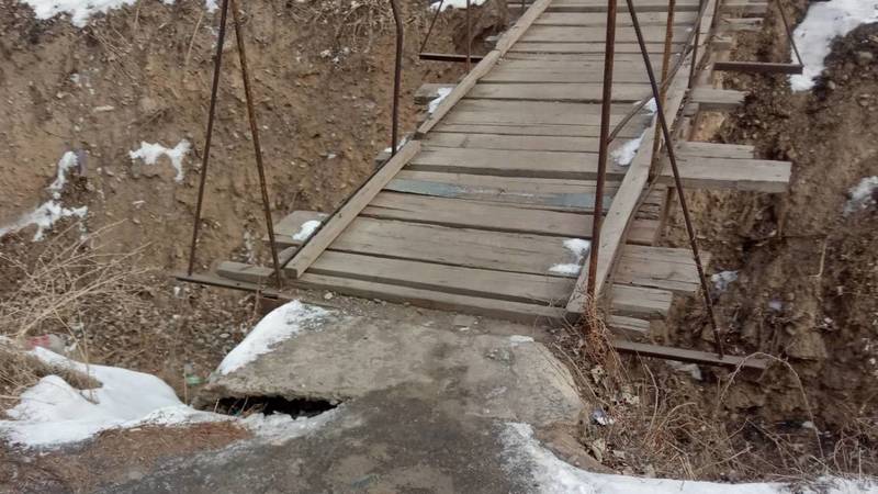 Житель Токмока просит отремонтировать мост на ул.Ибраимова. Фото