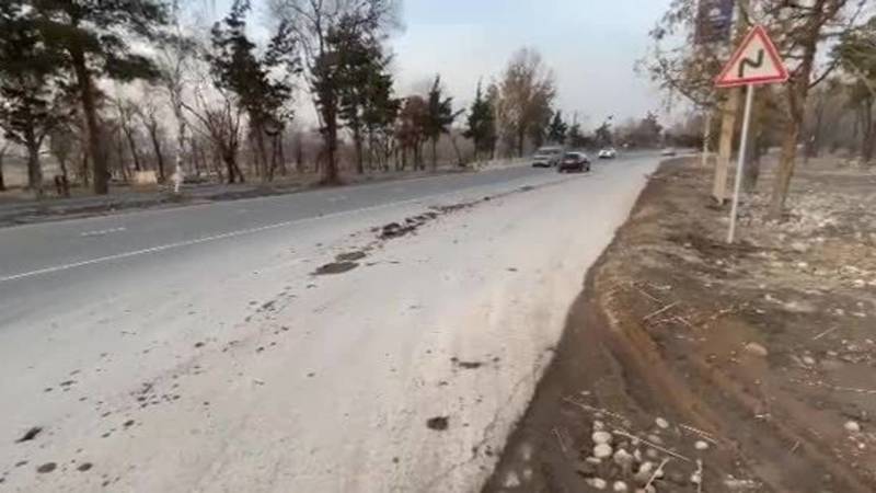 На дороге по Байтик Баатыра шмотки грязи создают аварийную ситуацию. Видео