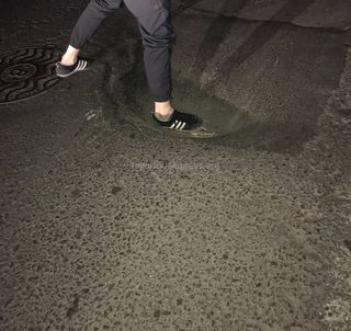 На ул.Курманджан Датки в Бишкеке провалилась часть дороги (фото)