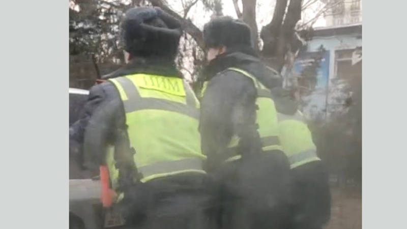 Сотрудники патрульной милиции толкают заглохшую машину. Видео