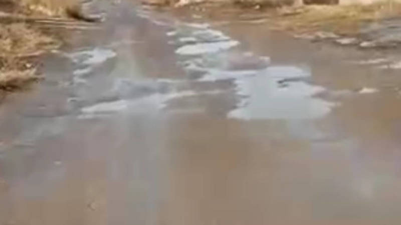 Житель жилмассива Тынчтык жалуется на состояние дороги. Видео