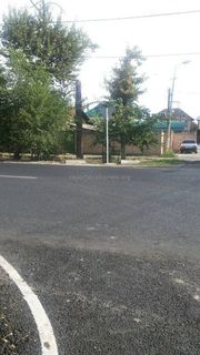В Бишкеке на участке ул.Айни установили дорожный знак, которого не видно (фото)